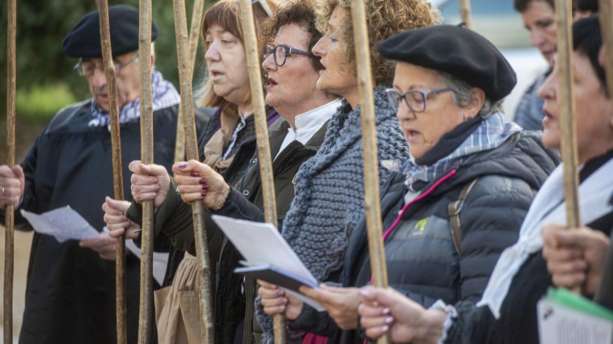 El coro Kuluak kantuz de Anoeta, en la víspera de Santa Águedo