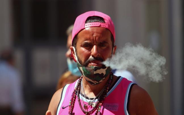 Personas fumando en terrazas y vías públicas. Personas fumando en terrazas y vías públicas.