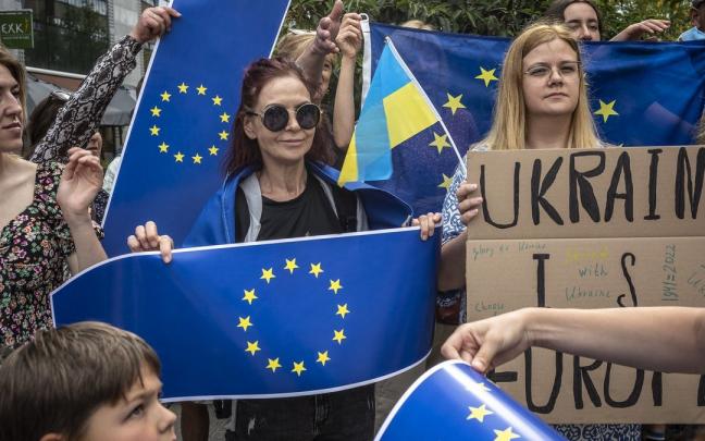 Protesta en Bruselas a favor de la entrada de Ucrania en la UE.