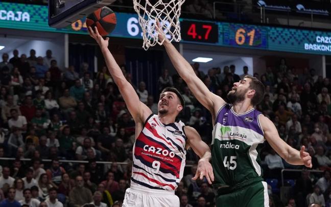 Marinkovic, uno de los azulgranas más destacado, intenta una bandeja ante Kravish Marinkovic, uno de los azulgranas más destacado, intenta una bandeja ante Kravish