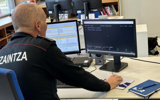 Un agente de la Ertzaintza en una comisaría.