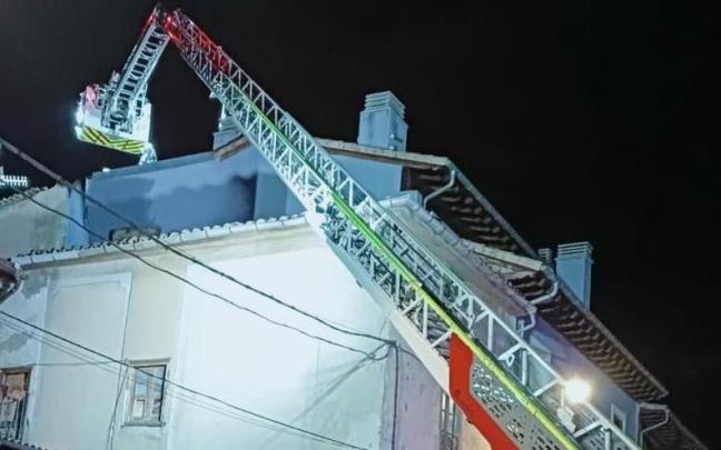 Los bomberos trabajan en la extinci&oacute;n de un incendio en un edificio de viviendas de Aoiz