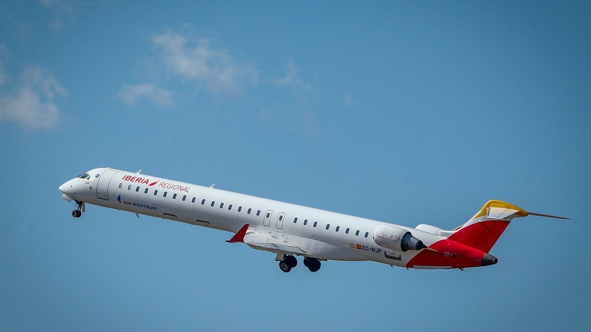 Despega el avión que une Pamplona con Barcelona.