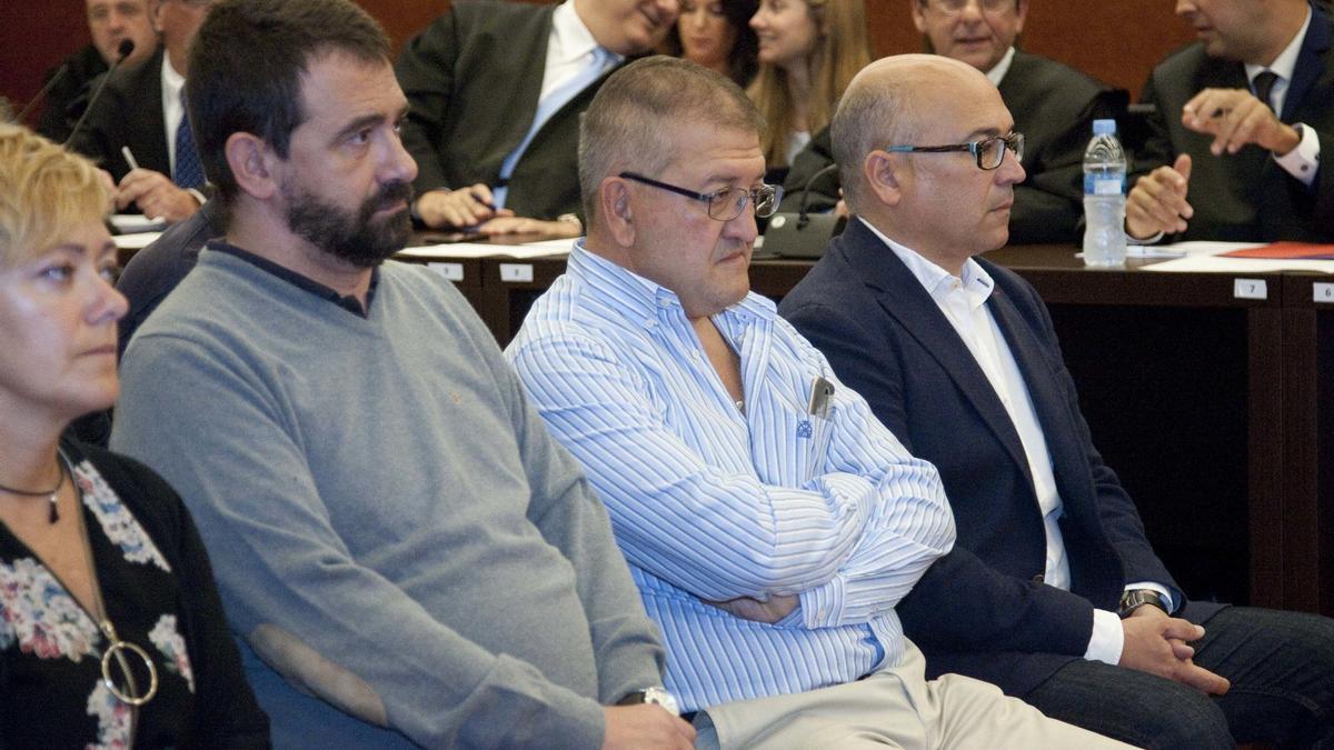De derecha a izquierda, Alfredo de Miguel, Koldo Ochandiano y Aitor Telleria.