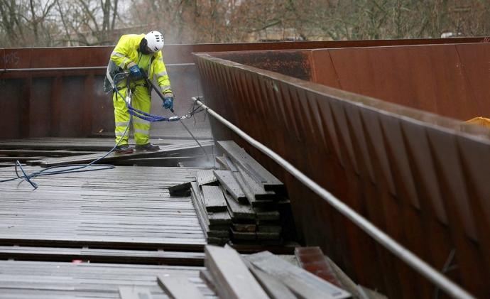 Operarios y técnicos municipales realizan trabajos de acondicionamiento en la pasarela de Labrit de cara a las pruebas de carga que se harán para determinar el estado de la infraestructura en 2019.