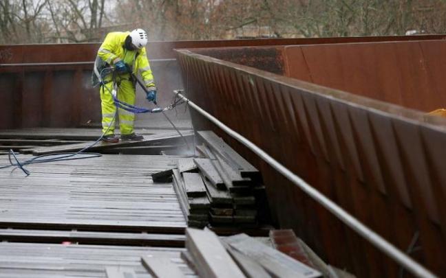 Operarios y técnicos municipales realizan trabajos de acondicionamiento en la pasarela de Labrit de cara a las pruebas de carga que se harán para determinar el estado de la infraestructura en 2019. Operarios y técnicos municipales realizan trabajos de acondicionamiento en la pasarela de Labrit de cara a las pruebas de carga que se harán para determinar el estado de la infraestructura en 2019.