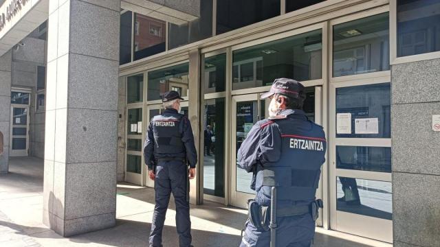 Dos ertzainas a las puertas de la Audiencia de Bizkaia