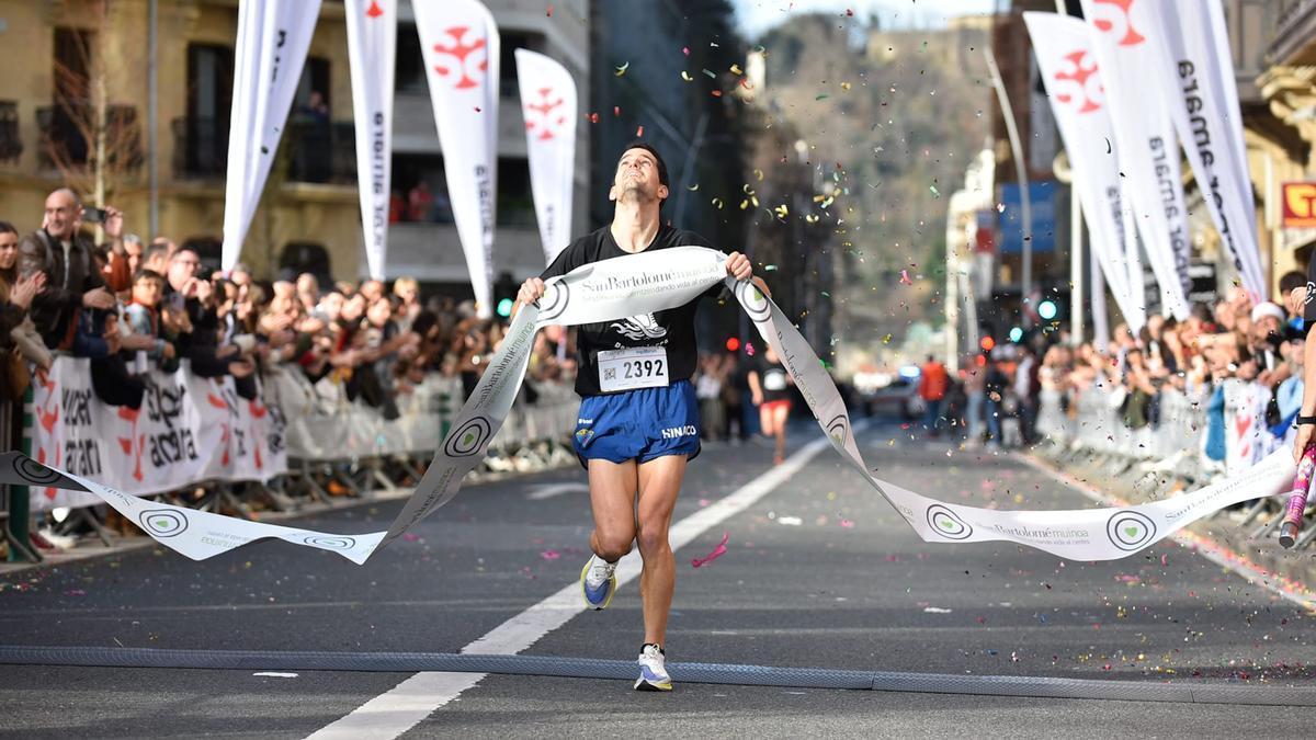 Pablo Salaverria entre la meta de la sansilvestre de Donostia