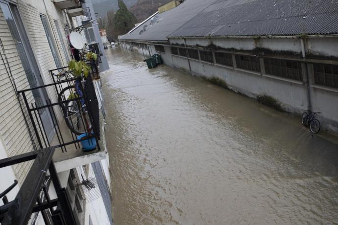 Una calle de Villava, junto a Iongraf, inundada por la crecida del río Ultzama.