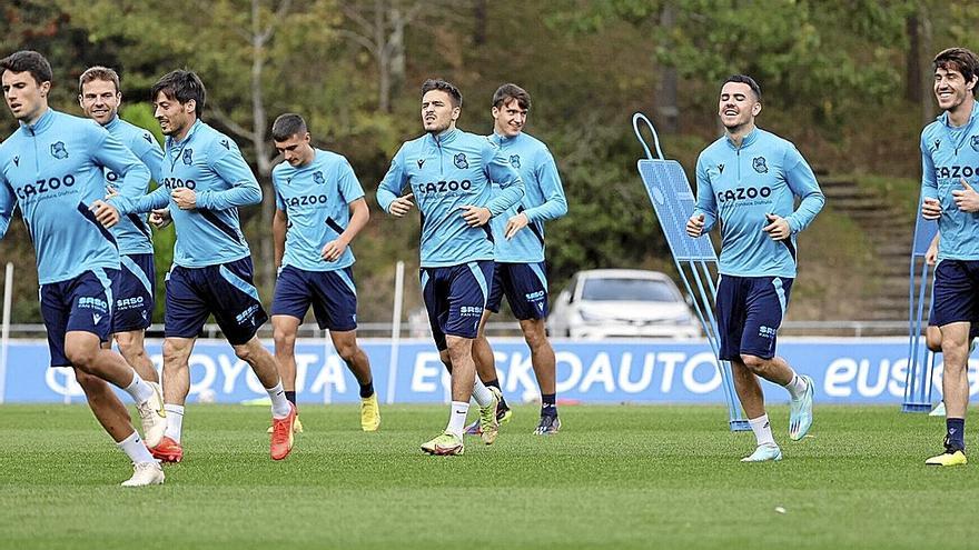 Los jugadores realistas se ejercitan, en el entrenamiento vespertino de ayer en Zubieta, antes de viajar a Sevilla. | FOTO: REAL SOCIEDAD