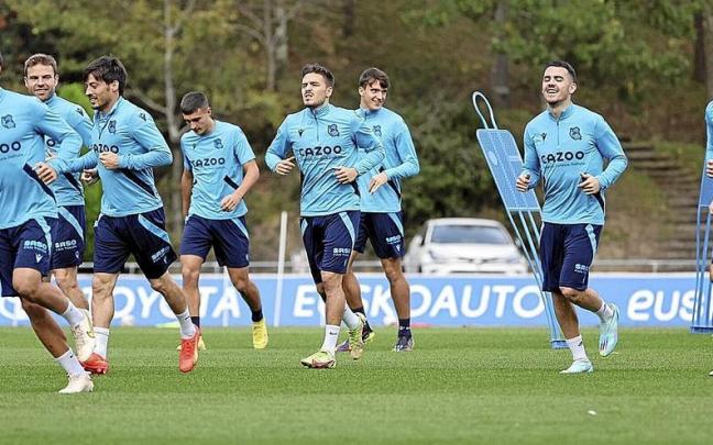 Los jugadores realistas se ejercitan, en el entrenamiento vespertino de ayer en Zubieta, antes de viajar a Sevilla. | FOTO: REAL SOCIEDAD