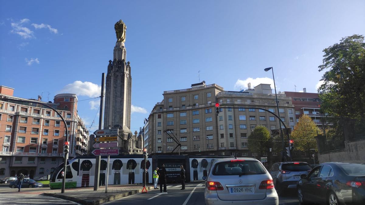 El tranvía averiado permanece varado en Sabino Arana