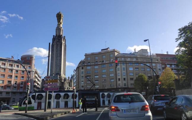 El tranvía averiado permanece varado en Sabino Arana El tranvía averiado permanece varado en Sabino Arana