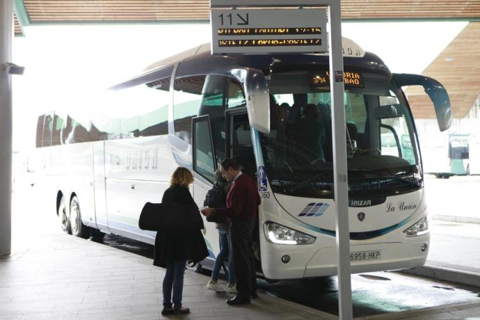 Usuarios se apean de un autobús de La Unión en la estación de autobuses de Vitoria.