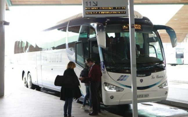 Usuarios se apean de un autobús de La Unión en la estación de autobuses de Vitoria. Usuarios se apean de un autobús de La Unión en la estación de autobuses de Vitoria.