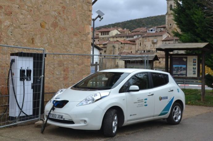 Un coche eléctrico recarga su batería.