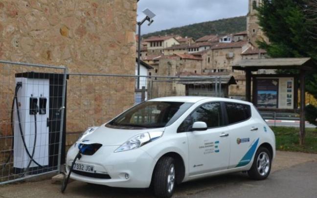 Un coche eléctrico recarga su batería.