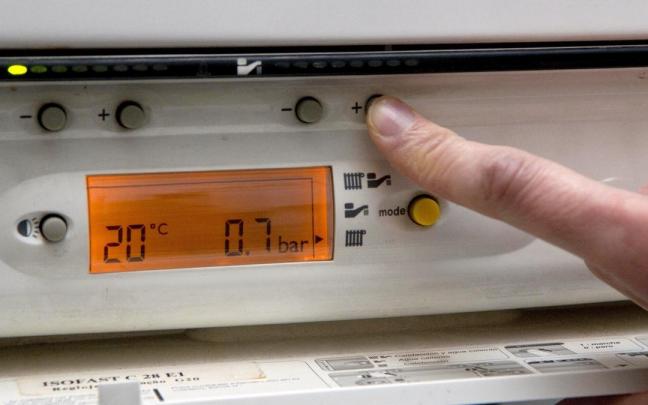 Un usuario controla la temperatura a través de un termostato.