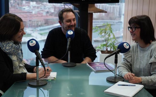 Momento de la tertulia de Onda Vasca celebrada junto con los representantes de Zehar Errefuxiatuekin y Cáritas Bizkaia.