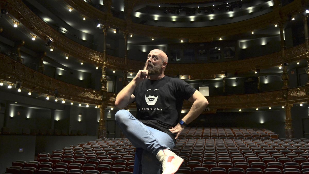 El humorista Goyo Jiménez posa en las butacas del Teatro Campos Elíseos.
