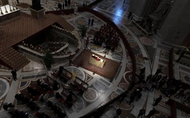Vista general de la capilla ardiente de Benedicto XVI Vista general de la capilla ardiente de Benedicto XVI