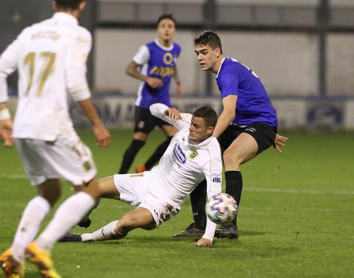 Iván Rubio defiende a Oriol Riera en el partido Peña Sport - Fuenlabrada, correspondiente a la primera ronda de la Copa del Rey en 2019.