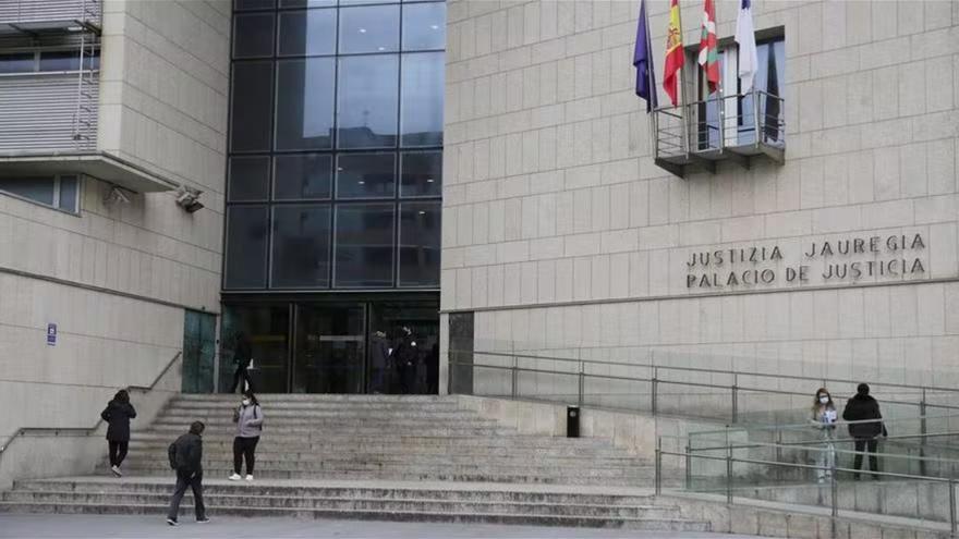 Acceso a los Juzgados de Donostia.