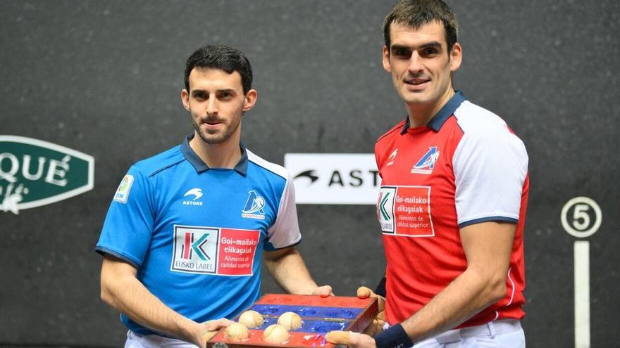 Eleccion del material de pelota para el partido entre Altuna III y Ezkurdia