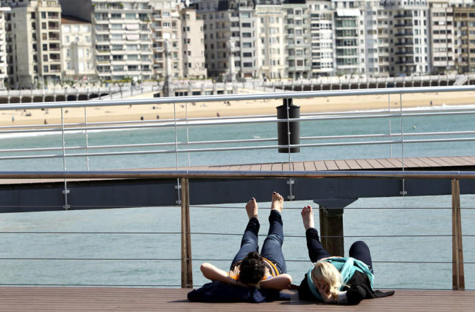 Dos mujeres toman el sol en Donostia