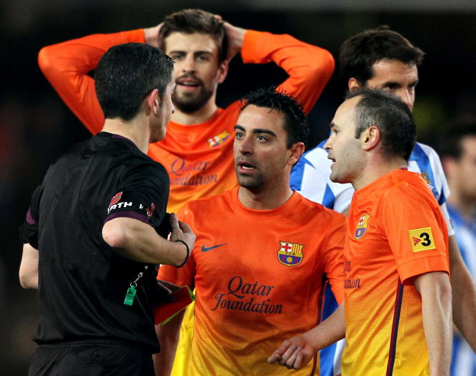 Gerard Piqué, el hoy entrenador del Barcelona Xavi Hernández y Andrés Iniesta protestan una decisión arbitral de uno de los duelos de Anoeta.