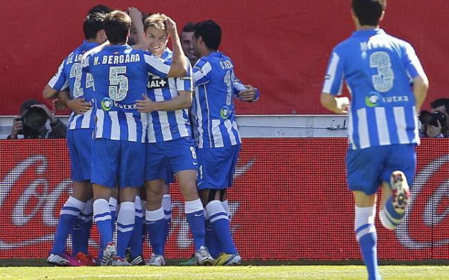 La Real celebra un gol de Imanol Agirretxe en Vallecas, en la temporada 2012/2013