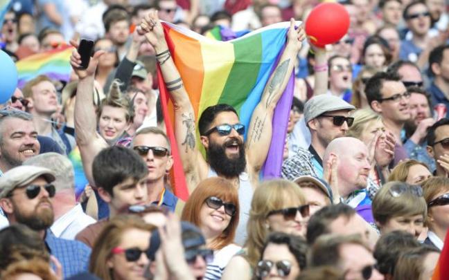 Imagen de archivo de un hombre con una bandera LGTBI+