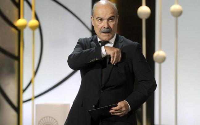 Antonio Resines continúa ingresado en la UCI y en situación estable.