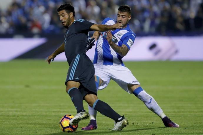 Diego Rico pelea por un balón con Carlos Vela en un partido de la liga 2016-17.