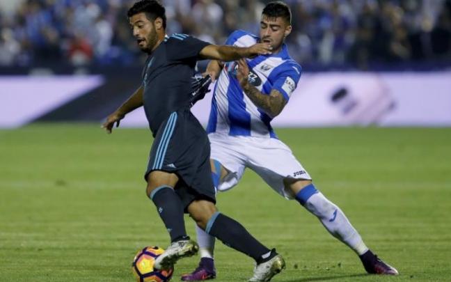 Diego Rico pelea por un balón con Carlos Vela en un partido de la liga 2016-17. Diego Rico pelea por un balón con Carlos Vela en un partido de la liga 2016-17.