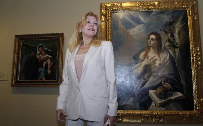 Foto de archivo de la baronesa Thyssen posando ante el cuadro "La Magdalena Penitente", de El Greco, 2017.
