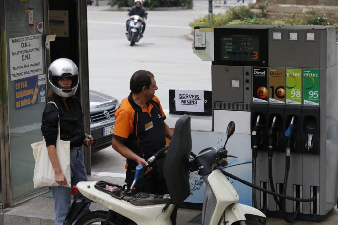 Una usuaria en una gasolinera en una imagen de archivo.