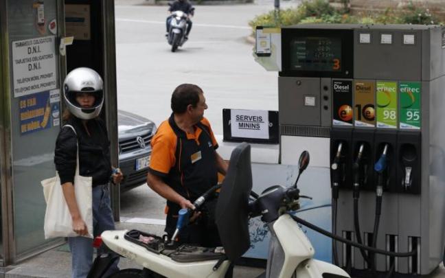 Una usuaria en una gasolinera en una imagen de archivo.