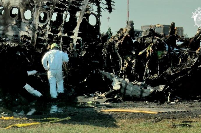 Hallan nueve cadáveres de pasajeros del avión estrellado en Rusia