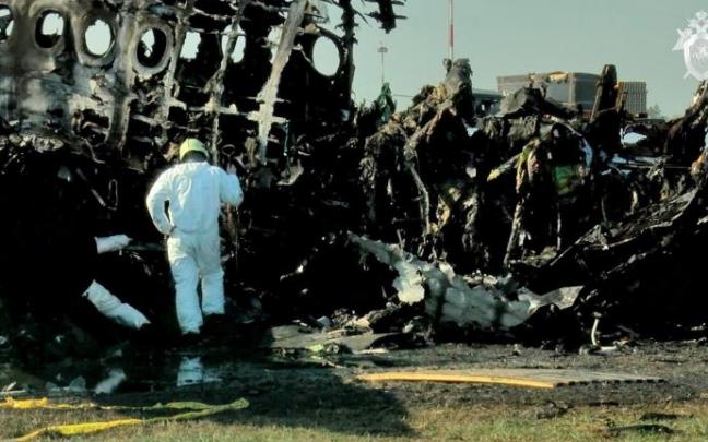 Hallan nueve cadáveres de pasajeros del avión estrellado en Rusia