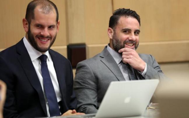 El abogado Joe Nascimento junto a Pablo Ibar en el último juicio