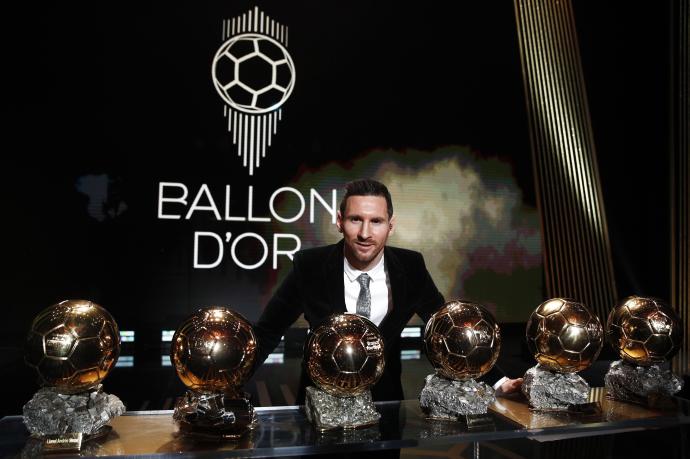 Messi posando con sus seis trofeos del Balón de Oro,