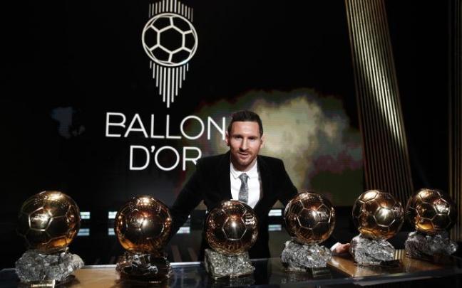 Messi posando con sus seis trofeos del Balón de Oro,
