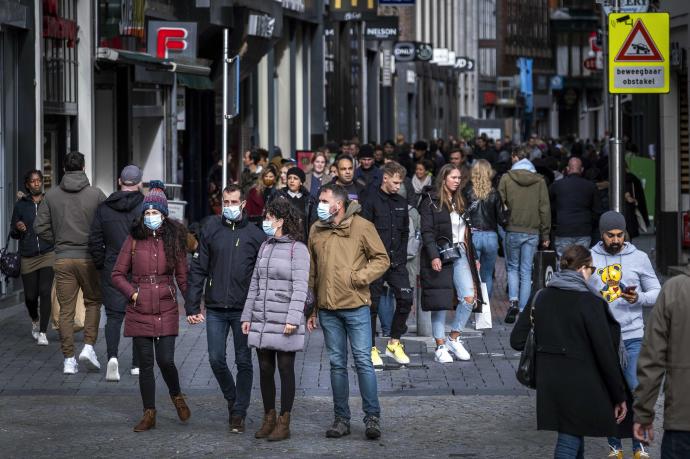 Gente paseando con mascarilla por el centro de Amsterdam.