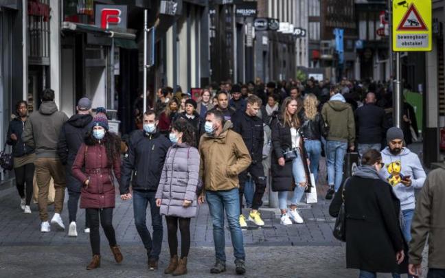 Gente paseando con mascarilla por el centro de Amsterdam. Gente paseando con mascarilla por el centro de Amsterdam.