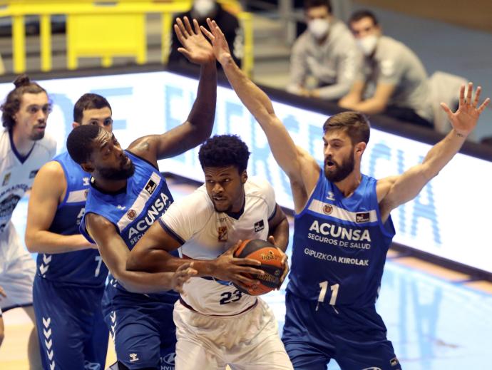 Tras llegar a un acuerdo con Monbus Obradoiro, el conjunto gasteiztarra ha hecho oficial esta mañana la incorporación del norteamericano Steven Enoch