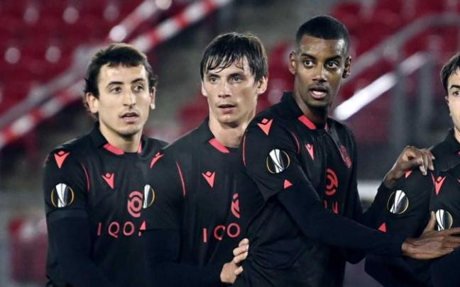 Oyarzabal e Isak, a los lados de Le Normand, en el partido de Europa League de la Real en Alkmaar. Oyarzabal e Isak, a los lados de Le Normand, en el partido de Europa League de la Real en Alkmaar.