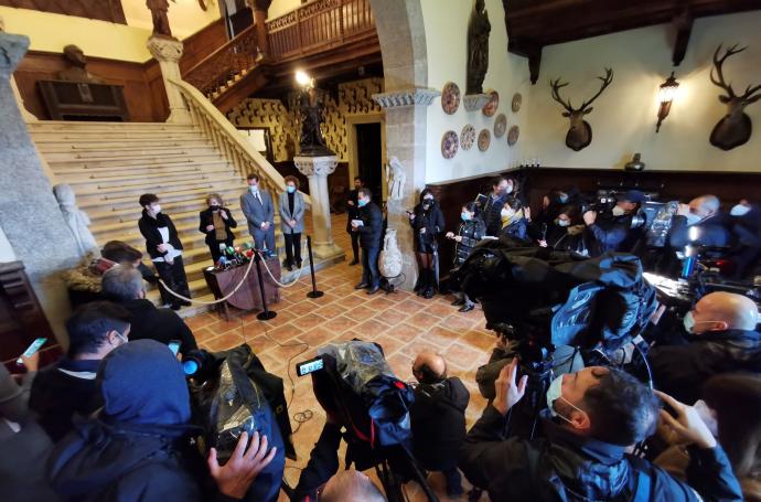 Los abogados del Estado, durante la rueda de prensa celebrada en la que los herederos de Franco han entregado las llaves del Pazo de Meirás, en diciembre de 2020.