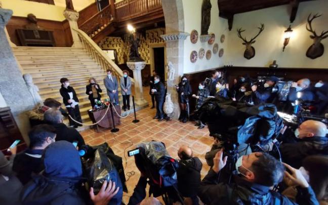 Los abogados del Estado, durante la rueda de prensa celebrada en la que los herederos de Franco han entregado las llaves del Pazo de Meirás, en diciembre de 2020.