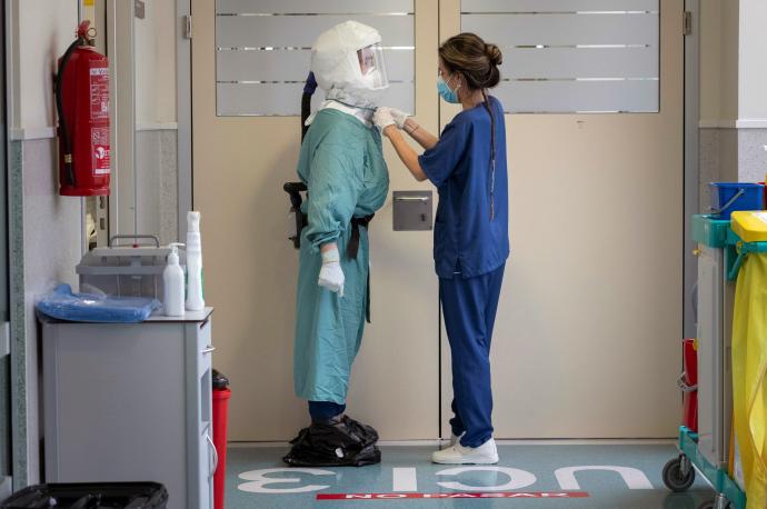 Imagen de archivo de una enfermera poniéndose un EPI